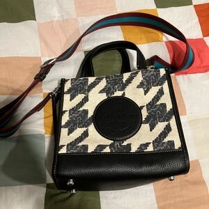 COACH CJ623 SILVER/CREAM/BLACK Dempsey Tote 22 With Houndstooth Print